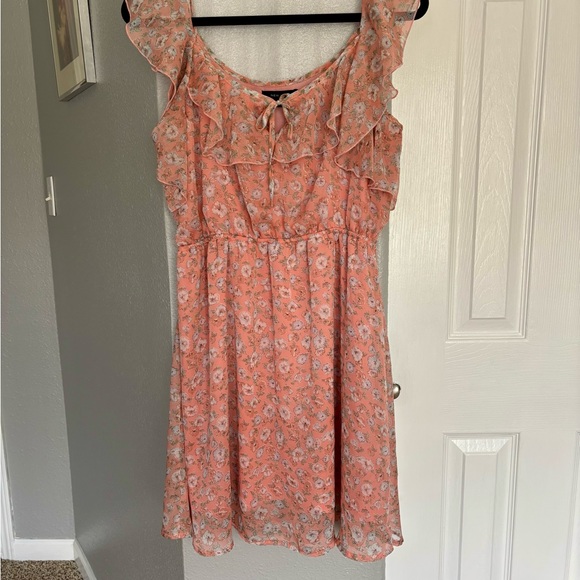 New Look Dresses & Skirts - New Look Peach Floral Dress Size 16 Ruffles